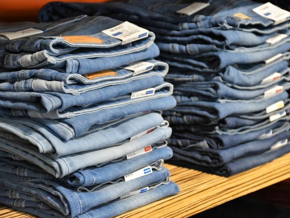 Pilas de jeans doblados listos para venta al por mayor.
