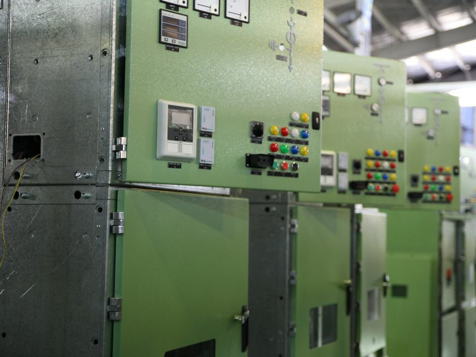Armarios industriales de switchgear para distribución eléctrica.