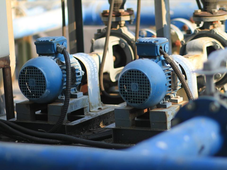 Bombas y componentes mecánicos para aplicaciones industriales.